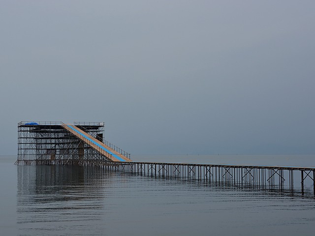 琵琶湖に現れたカタパルト。